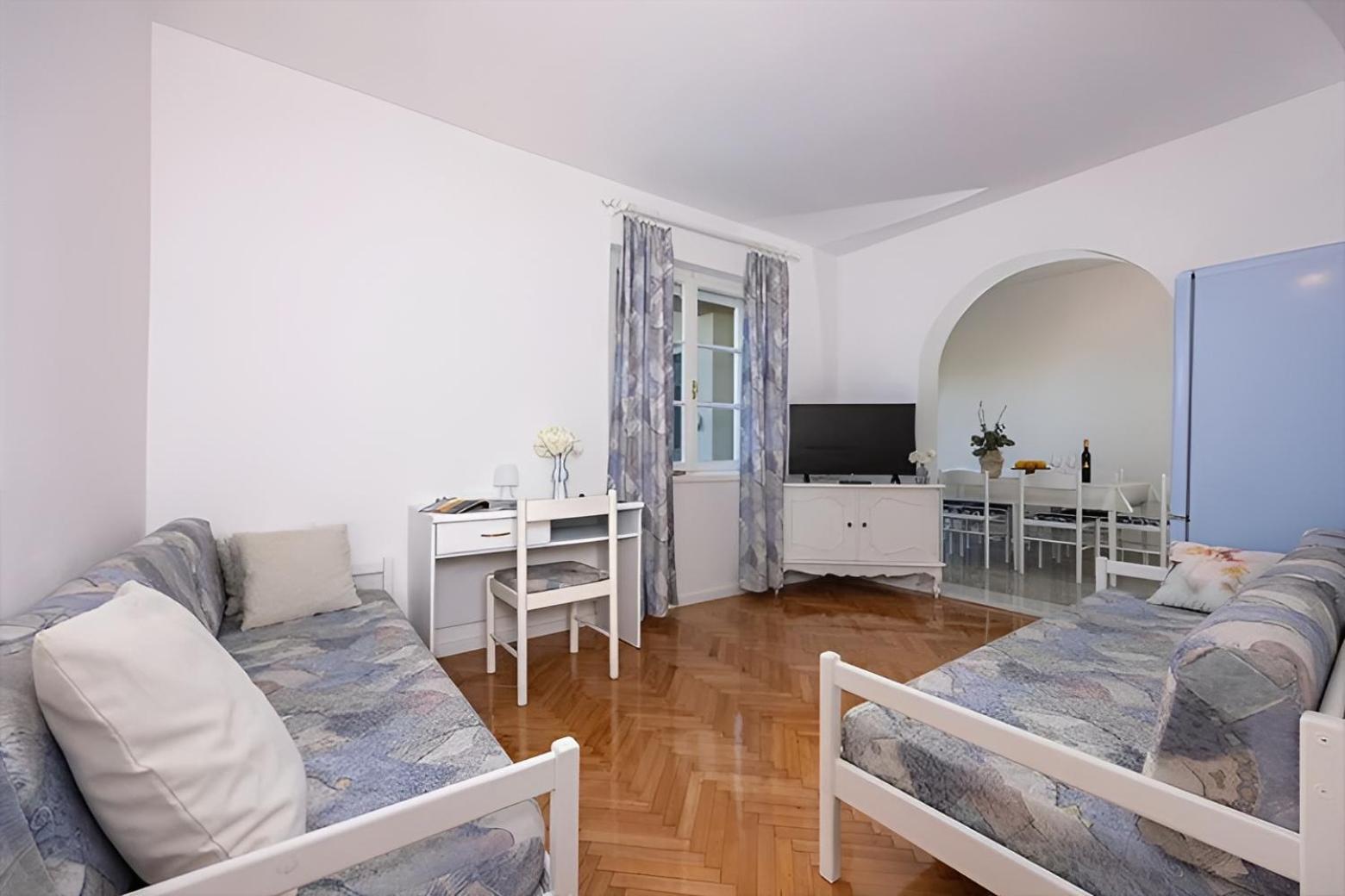 Apartments Irena Tučepi エクステリア 写真